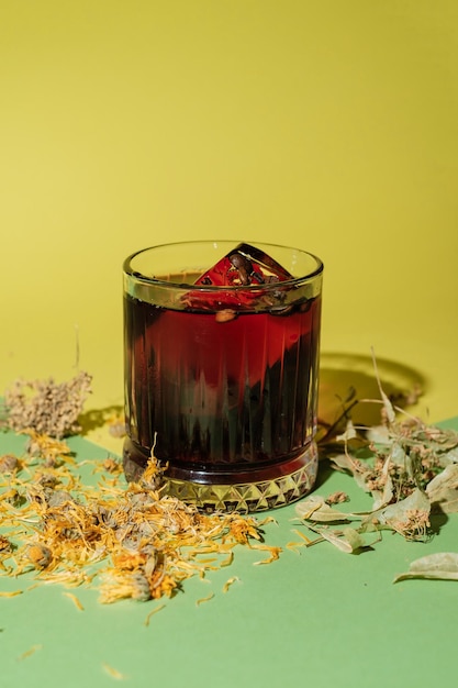 Foto bebidas alcohólicas en el bar cócteles refrescantes