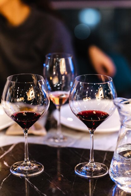 Foto bebidas alcohólicas en restaurante vino cerveza y cócteles