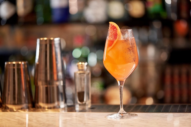 bebidas alcoólicas e conceito de luxo - copo de coquetel de toranja no bar
