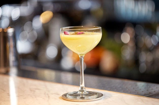 bebidas alcoólicas e conceito de luxo - copo de coquetel no bar ou restaurante