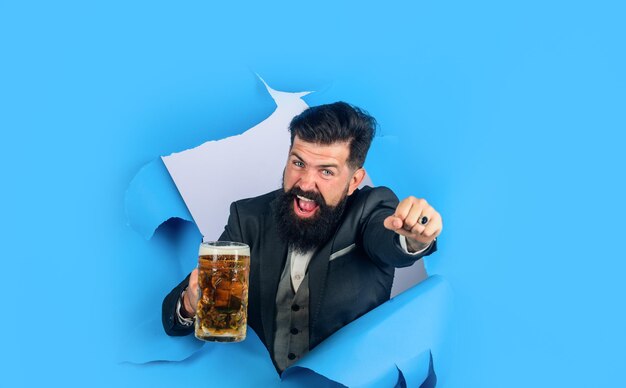 Bebidas alcoólicas lazer pessoas conceito elegante homem com barba segurar caneca de cerveja homem barbudo bebendo