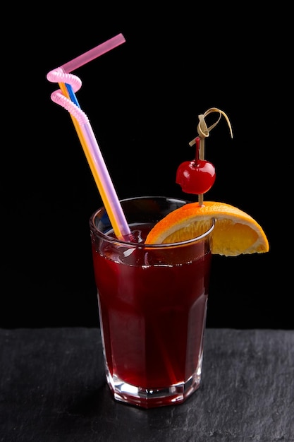 Bebidas alcoólicas no bar. Mãos do barman no processo de fazer bebidas.