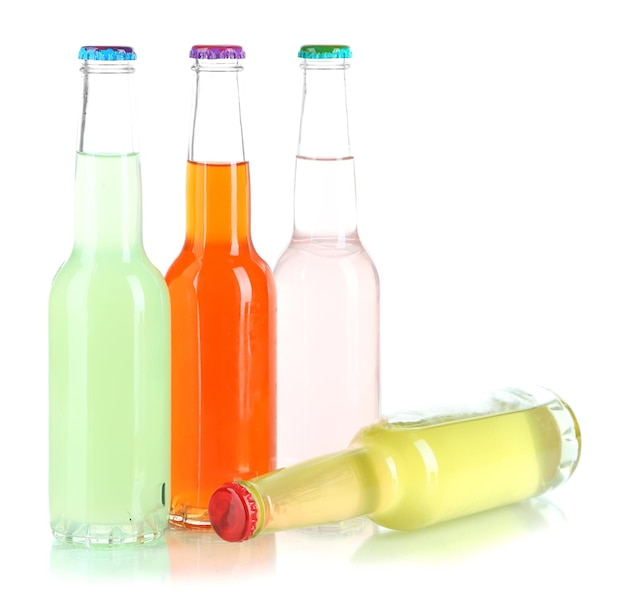 Foto bebidas en botellas de vidrio aisladas en blanco