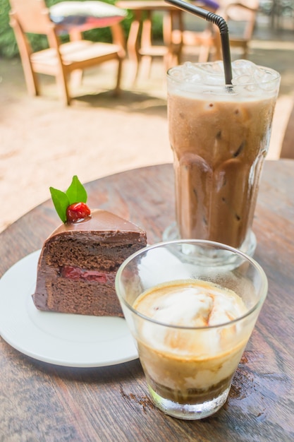 Bebidas de café y pastel de bosque negro.