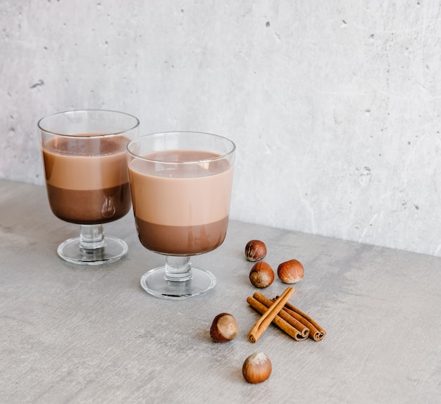 Bebidas de chocolate con cacao cerca de nueces