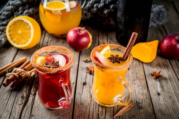 Bebidas y cócteles tradicionales de otoño e invierno. Sangría picante de otoño blanco y rojo caliente con anís,