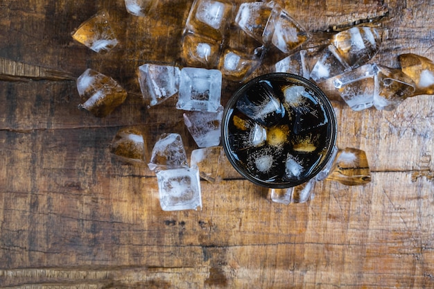 Bebidas de cola, refrescos negros y hielo refrescante.