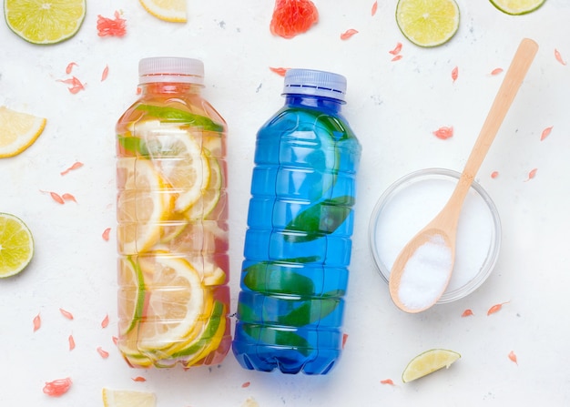 Bebidas con colágeno en una botella sobre un fondo blanco.