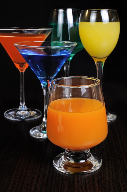 Bebidas de colores en varios vasos