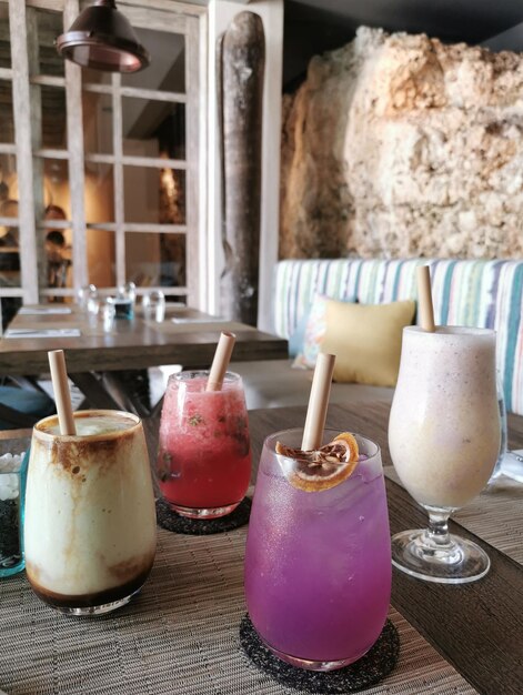 Foto bebidas coloridas em copos na mesa de um restaurante