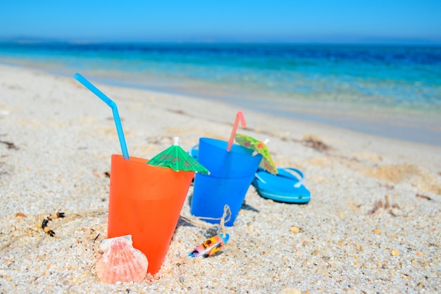 Bebidas coloridas em uma praia tropical