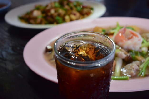 Las bebidas y la comida están sobre la mesa.