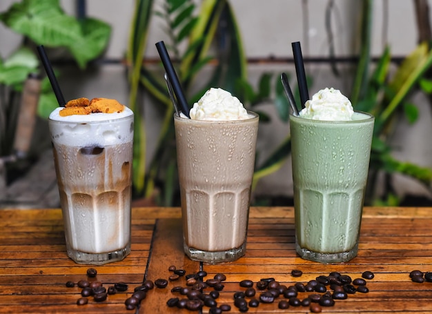 Bebidas de café com grãos de café na mesa de madeira em uma cafeteria