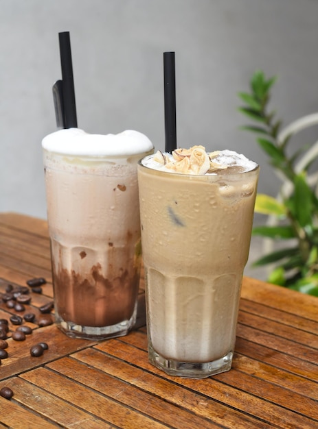 Bebidas de café na mesa de madeira com grãos de café