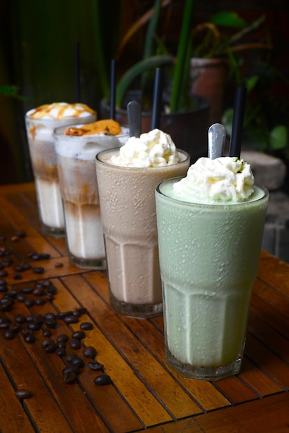 Bebidas de café na mesa de madeira em uma cafeteria