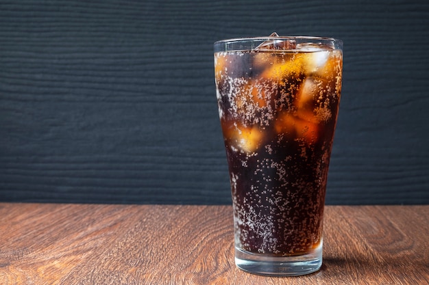 Bebidas de cola e refrigerantes pretos