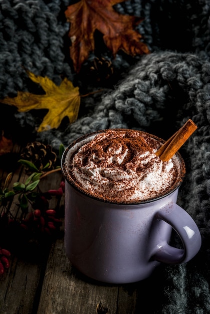 Bebidas de outono, chocolate quente ou cacau com chantilly e especiarias