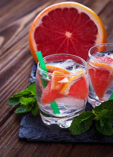 Bebidas de verão com grapefruit e gelo