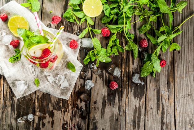 Bebidas de verão, coquetéis. Comida vegana. Água de desintoxicação com infusão de limão, hortelã e framboesas orgânicas frescas