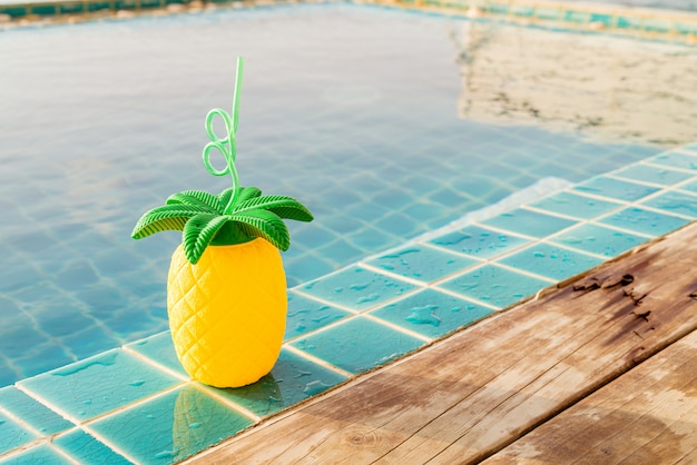 bebidas de verão tropical ao lado da piscina