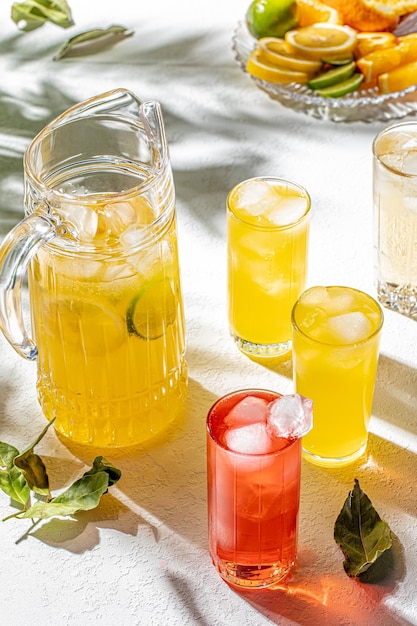 Bebidas de vitamina de coquetel de verão de suco fresco