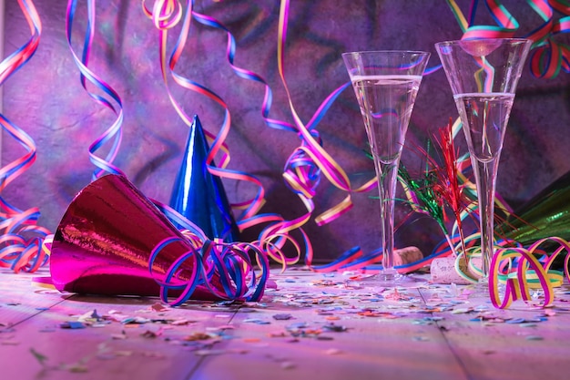 Bebidas y decoraciones en la mesa