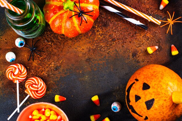 Foto bebidas, doces e decoração de halloween