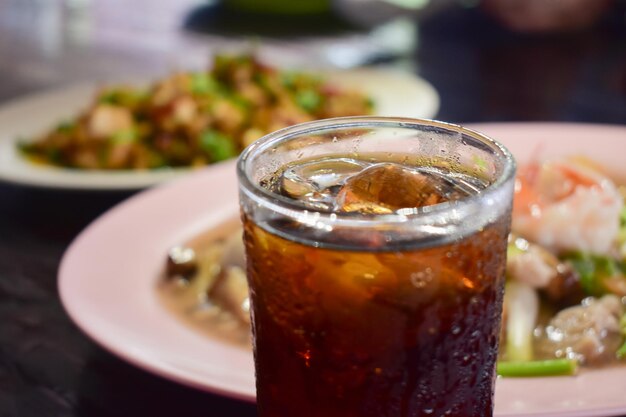 Bebidas e comida estão na mesa