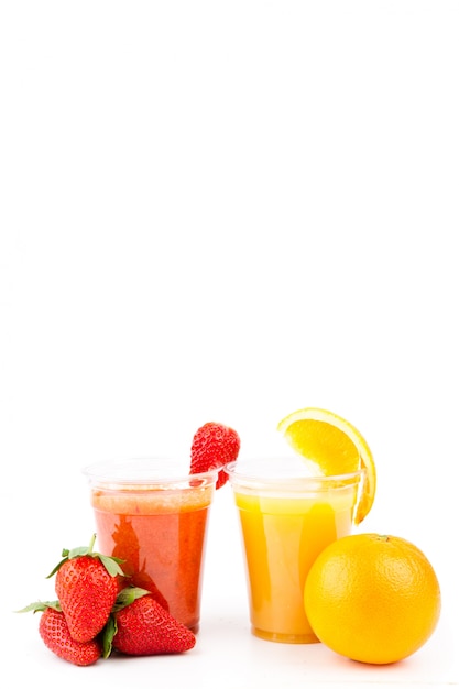 Bebidas de fresa y naranja