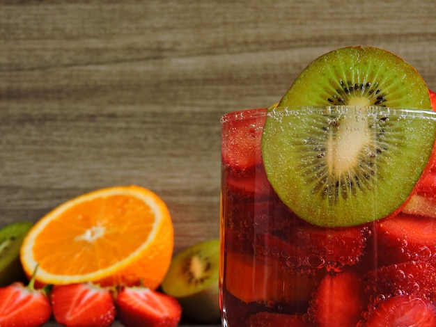 Bebidas con fresas, kiwi y naranja.