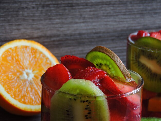 Bebidas con fresas, kiwi y naranja.
