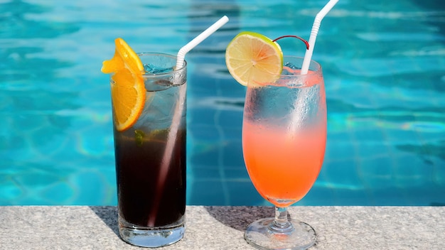 Bebidas frescas de coquetéis tropicais de verão à beira da piscina em um moderno resort de luxo