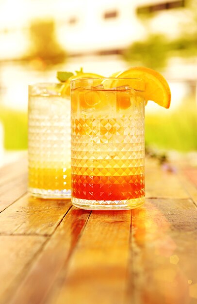 Bebidas frescas de limonada en una mesa de madera afuera