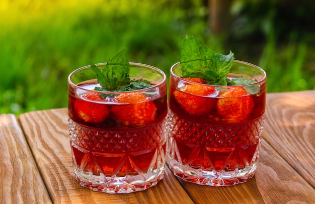 Bebidas frescas con menta y fresas.