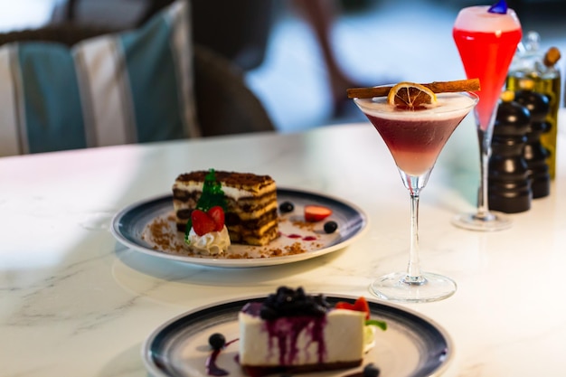 Bebidas frias e sobremesas na mesa,conjunto de lanches frios, canapés, bebidas e sobremesas, closeup