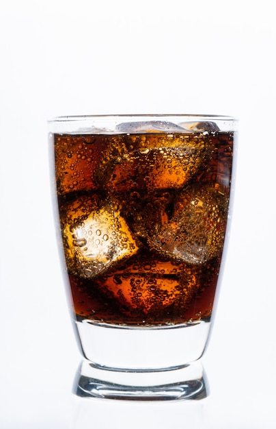 Foto bebidas frías, refrescos con hielo, un vaso de cola para bebidas calientes y de verano aislado en la pared blanca