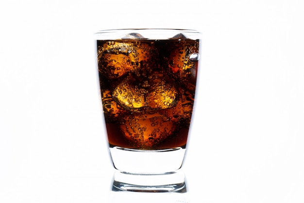 Bebidas frías, refrescos con hielo, un vaso de cola para bebidas calientes y de verano aislado en la pared blanca