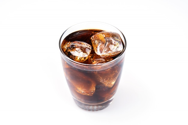 Foto bebidas frías, refrescos con hielo, un vaso de cola para bebidas calientes y de verano aislado en la pared blanca