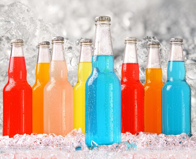 Foto bebidas frías de verano con hielo