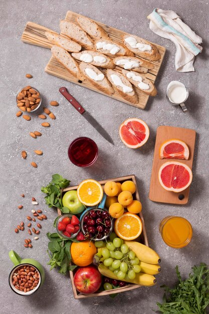 Bebidas de frutas de verano y tostadas con frutas y crema Concepto de comida saludable