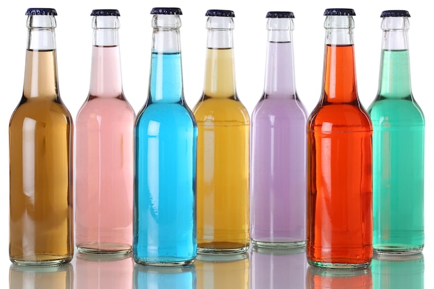 Bebidas gaseosas coloridas con cola en botellas