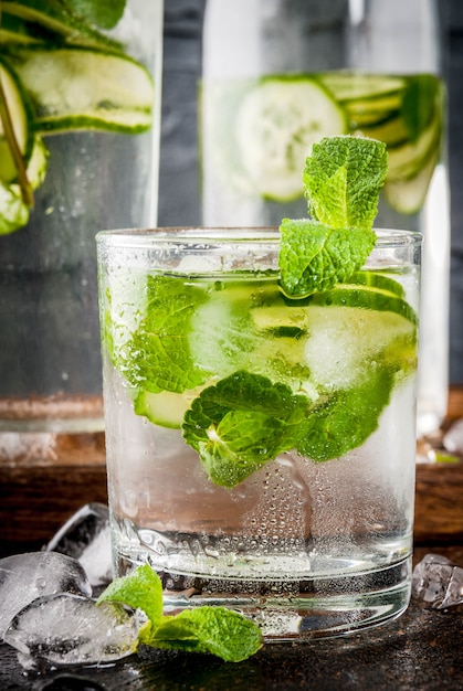 Bebidas heladas frescas de verano, aguas infundidas con menta y pepino