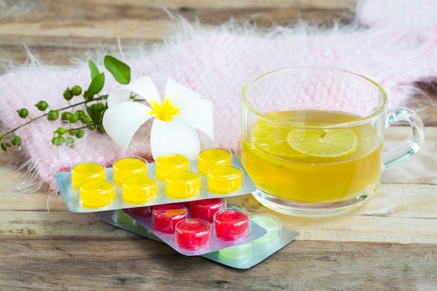 bebidas herbales miel limón con pastillas para el dolor de garganta