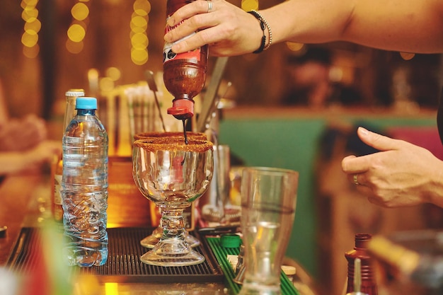 Bebidas micheladas y bebidas de bar en el bar En un restaurante Bebidas alcohólicas