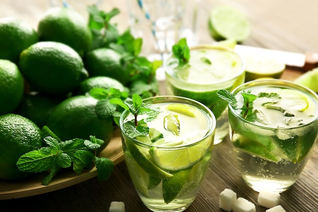 Bebidas mojito con primer plano de limón y menta