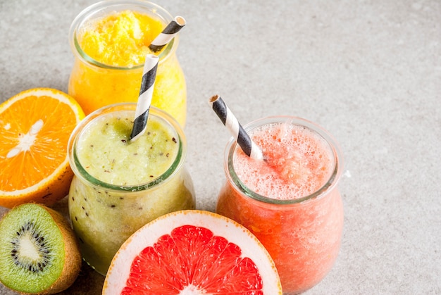 Bebidas orgânicas de desintoxicação, smoothies tropicais caseiros