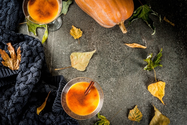 Foto bebidas de otoño e invierno. cócteles de acción de gracias y halloween.