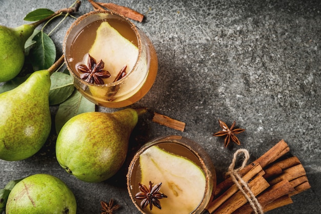 Bebidas de otoño Vino caliente Tradicional cóctel picante de otoño con pera, sidra y jarabe de chocolate