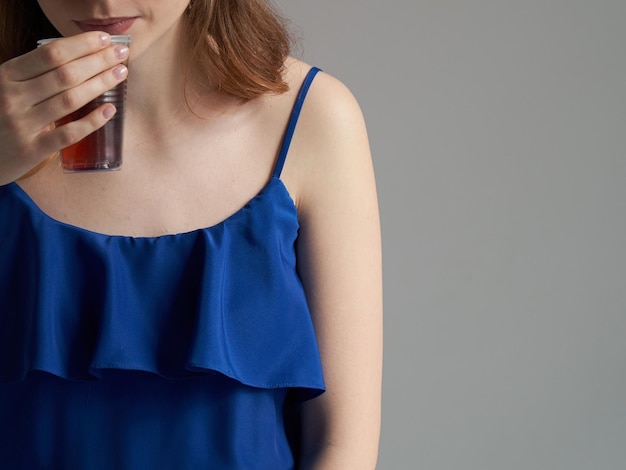 Bebidas personas y concepto de estilo de vida cerca de una mujer bebiendo té helado de un vaso de plástico con paja en el café