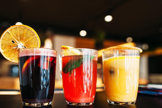 Bebidas de ponche coloridas en primer plano de la barra